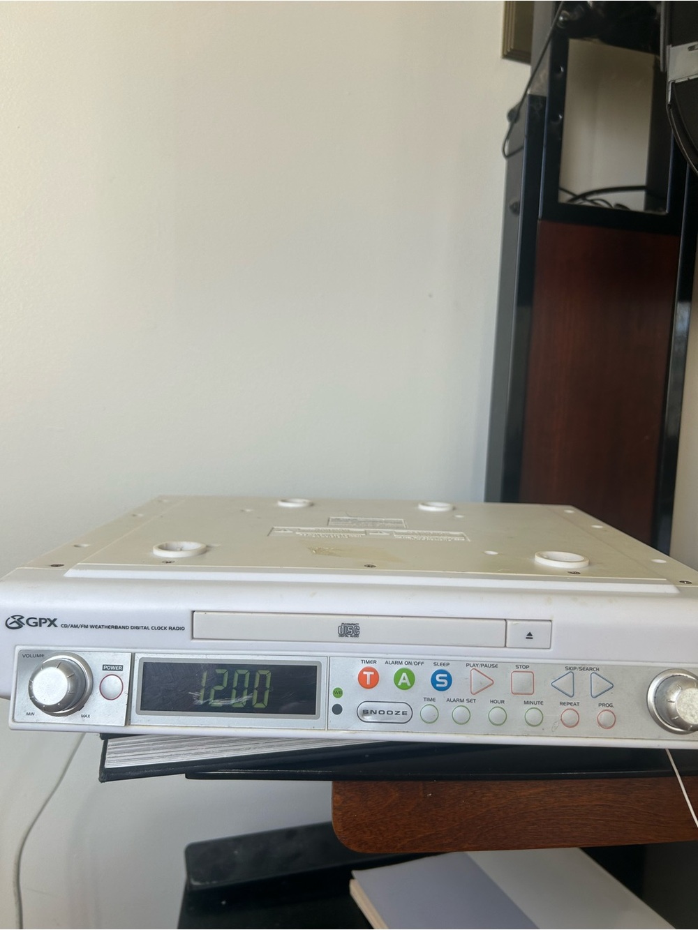 Gpx vintage White Portable cd Player with fm radio & Built-In Clock